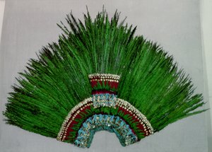 Cocar de penas usado por sacerdotes astecas representando divindades (penas, apliques de ouro e rede de fibras)